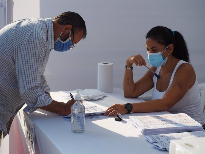 11 April 2021, Peru, Lima: A man casts his vote inside a voting center at the Peruvian general elections. Photo: Carlos Garcia Granthon/ZUMA Wire/dpa