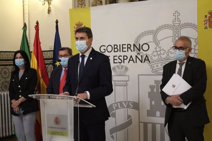 El delegado del Gobierno en Andalucía, Pedro Fernández, ofrece una rueda de prensa en la Subdelegación del Gobierno en Granada