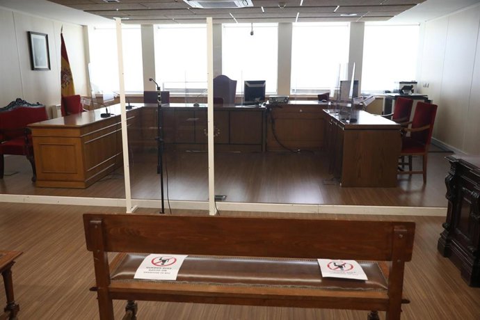 Archivo - Bancos con indicaciones de distancia de seguridad.