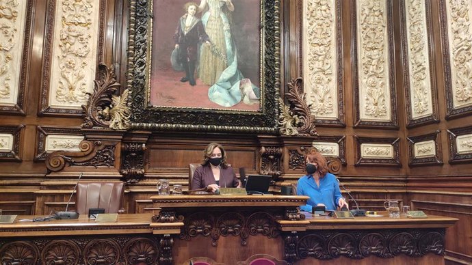 La alcaldesa de Barcelona, Ada Colau, y la tercera teniente de alcalde, Laia Bonet, en el pleno del Ayuntamiento de Barcelona.
