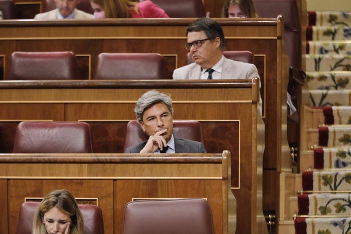 Archivo - El diputado del PSOE por Córdoba, Andrés Lorite, sentado en su escaño durante una sesión plenaria en el Congreso