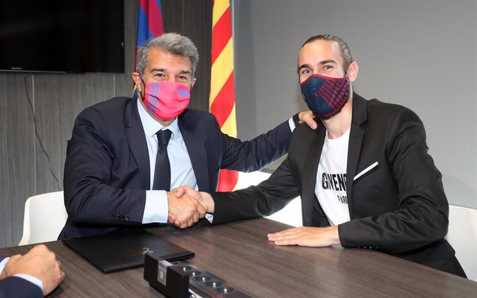 El presidente del FC Barcelona, Joan Laporta, y el jugador scar Mingueza en la firma de la ampliación del contrato del jugador hasta 2023