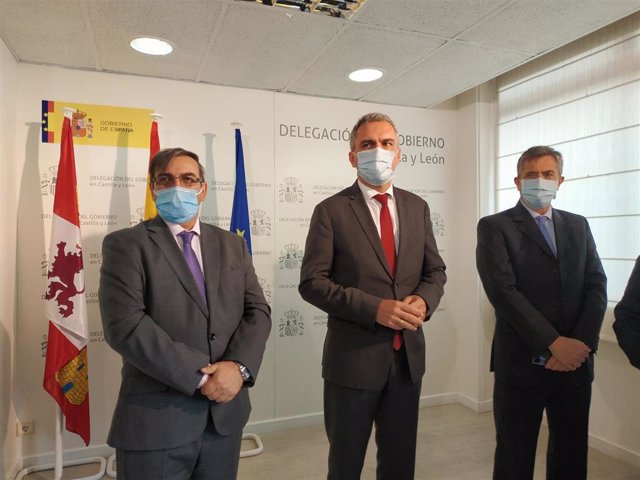 El delegado del Gobierno en CyL, Javier Izquierdo, flanqueado, a la izquierda, por José Luis Sanz, y a su derecha por Leonardo Marcos.