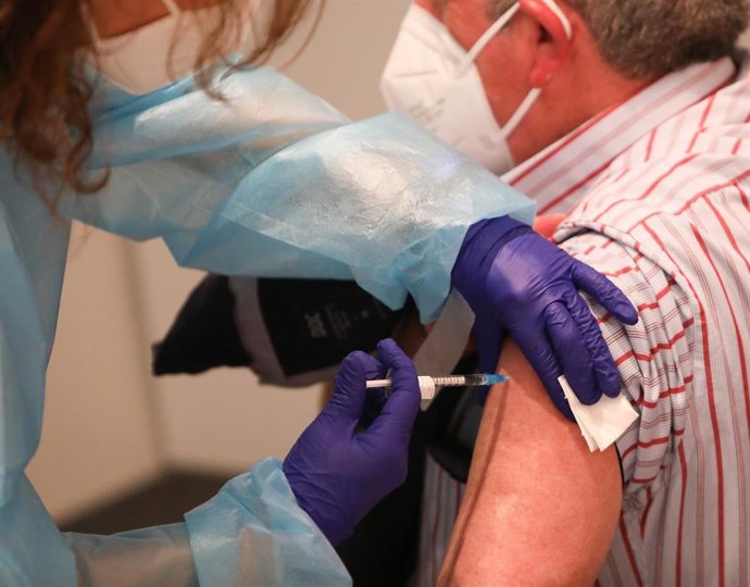 Una persona recibe la primera dosis de vacuna Pfizer contra el covid-19