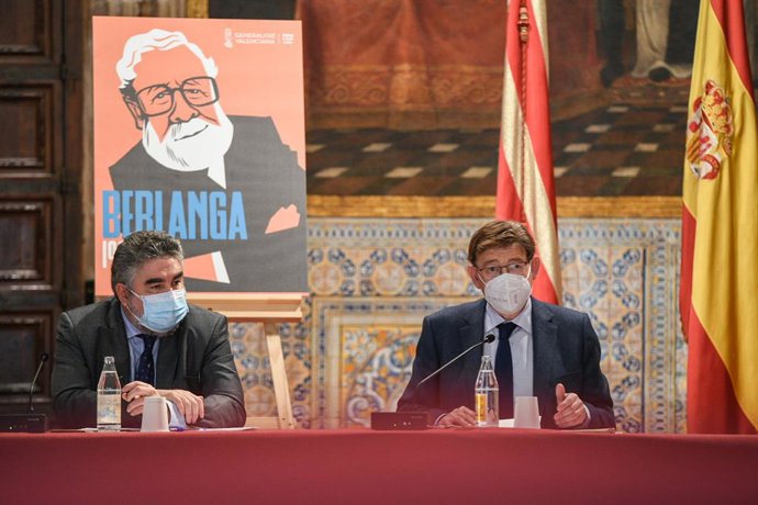 El presidente de la Generalitat, Ximo Puig (d), y el ministro de Cultura, José Manuel Rodríguez Uribes (i), durante una reunión para la constitución de la Comisión Conmemorativa del Año García-Berlanga, a 30 de abril de 2021, en el Palau de la Generalit