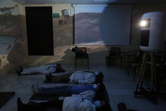 Participantes en las sesiones de 'mindfulness' para sanitarios del Hospital Vall d'Hebron de Barcelona