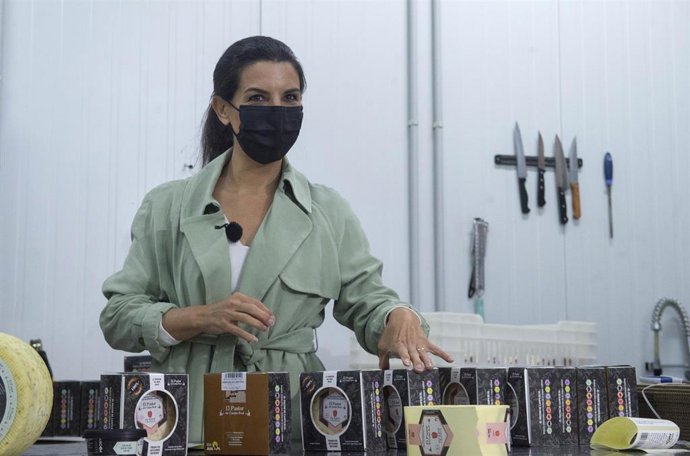 La candidata de Vox a la Presidencia de la Comunidad de Madrid, Rocío Monasterio visita la fábrica de quesos de Campo Real.