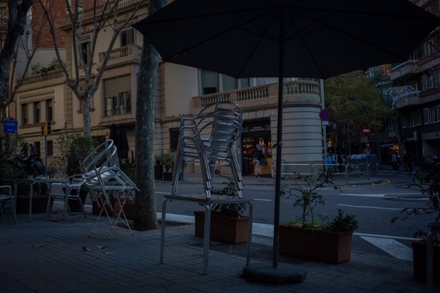 Sillas vacías en una terraza de una céntrica calle de Barcelona, Catalunya (España), a 21 de diciembre de 2020. 