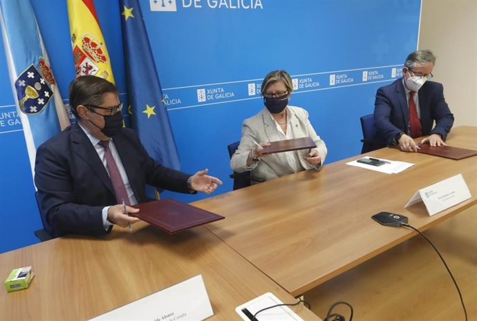 Firma de convenio de la conselleira do Mar, Rosa Quintana, con la UDC sobre el Instituto Salvador de Madariaga
