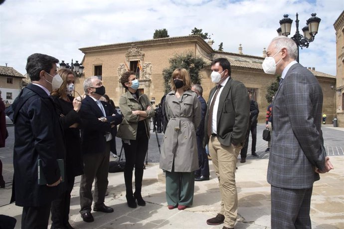 El secretario de Estado de Política Territorial, Víctor Francos, con otras autoridades en su visita a la zona del antiguo Seminario de Huesca.