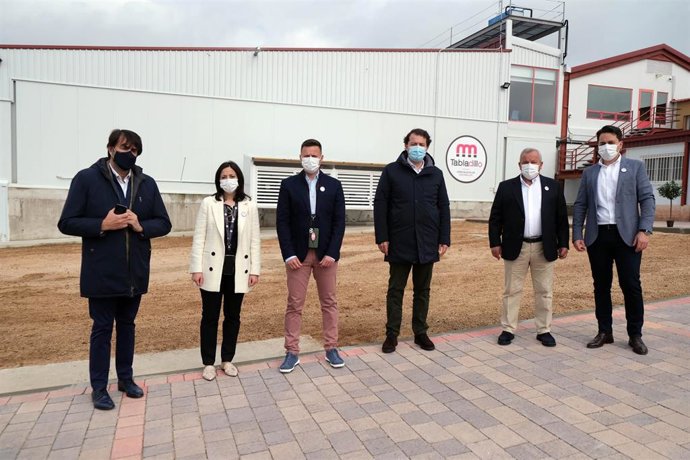 Mañueco junto a responsables de la empresa cárnica Tabladillo, de Segovia.