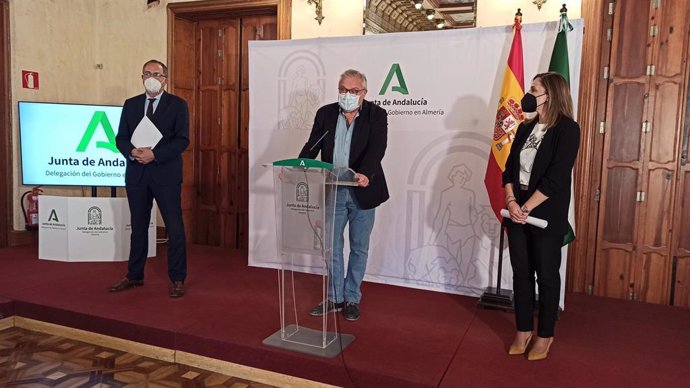 En el centro, el delegado de Transformación Económica de Almería, Emilio Ortiz