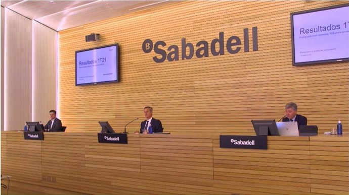El director financiero de Banco Sabadell, Leopoldo Alvear, (izq) y el consejero delegado, Césa González-Bueno (centro), en rueda de prensa este viernes