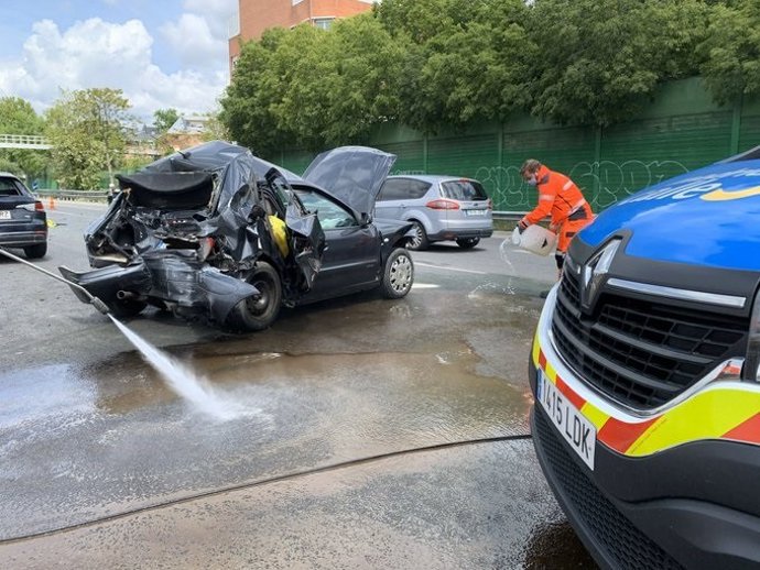 Herida una joven de 22 años en un accidente en la M-30 con dos camiones y dos coches implicados