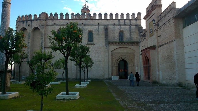 Archivo - Patio del monasterio de San Isidoro del Campo
