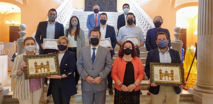 Cabrera y Aguilar, en la entrega de premios del concurso de balcones y escaparates
