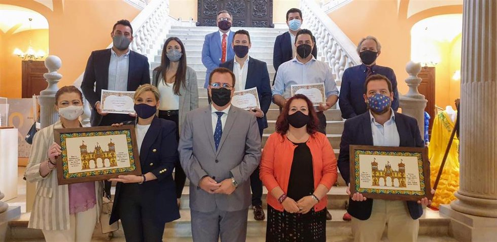 Cabrera y Aguilar, en la entrega de premios del concurso de balcones y escaparates