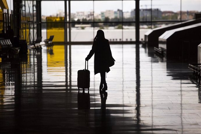 Una mujer con una maleta en el aeropuerto de Madrid - Barajas Adolfo Suárez, a 21 de abril de 2021, en Madrid (España). La titular del Juzgado de Instrucción número 15 de Madrid ha incoado diligencias previas contra el expresidente en funciones de la So