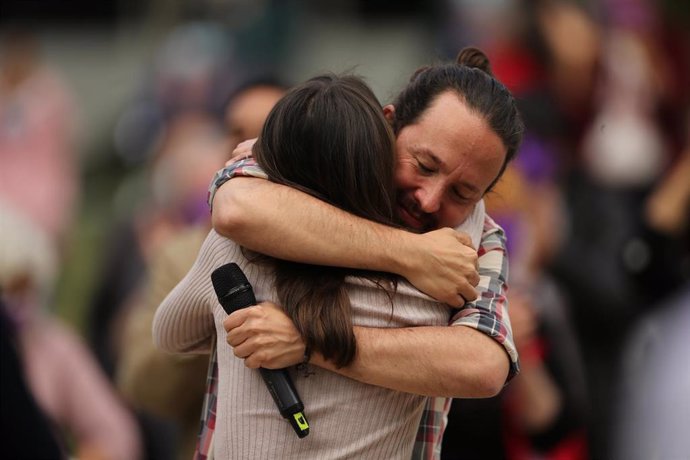 La ministra de Igualdad, Irene Montero, y el candidato de Unidas Podemos a la Comunidad de Madrid, Pablo Iglesias, se abrazan durante un acto electoral del partido, a 30 de abril de 2021, en el Parque Olof Palme de Usera, Madrid, (España). 