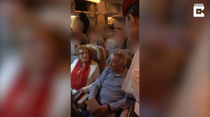 Esta auxiliar de vuelo sorprende a sus abuelos durante un vuelo