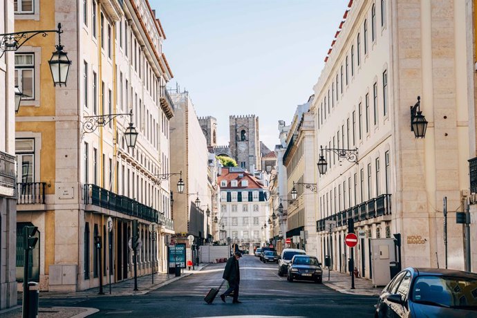 Archivo - 28 March 2020, Portugal, Lisbon: An elderly man crosses a deserted street during the state of emergency amid restrictions on public life to hamper the coronavirus spreading. Photo: Henrique Casinhas/SOPA Images via ZUMA Wire/dpa