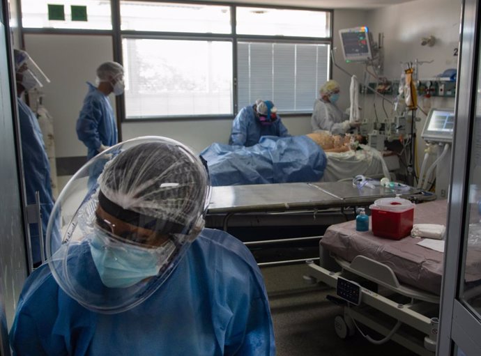 16 April 2021, Argentina, Buenos Aires: Health workers tend to a patient in an intensive care unit amid the Corona pandemic. Due to the rapidly growing number of infections, the Argentine government has imposed curfews in the most affected regions as of