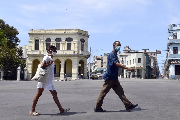 Personas con mascarilla en La Habana