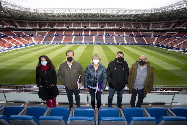 De izquierda a derecha: Oianko Garde, de AEK; Mikel Arregi, director de Euskarabidea; Ana Ollo, concejala de Relaciones con la Ciudadanía; Mikel Vivanco, Partner Area Manager de Osasuna, y Mikel Urdangarin de AEK