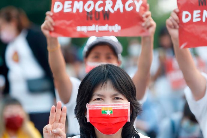 Archivo - 28 March 2021, Taiwan, Taipei: A protester makes a three-finger salute during a protest outside the Taipei Liberty Square to commemorate the fallen protesters during the ongoing demonstrations against killings and military coup in Myanmar. Pho