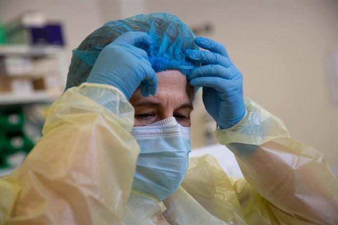Una profesional sanitaria, en un dispositivo de cribado masivo instalado en el centro de salud de Ciudad Jardín, en Badajoz.