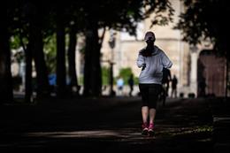 Archivo - Mujer corriendo, foto de recurso  