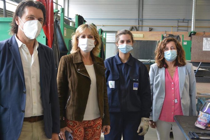 Castillo (dcha.) y Troncoso (2 izda.) con responsables del IES Zoco.