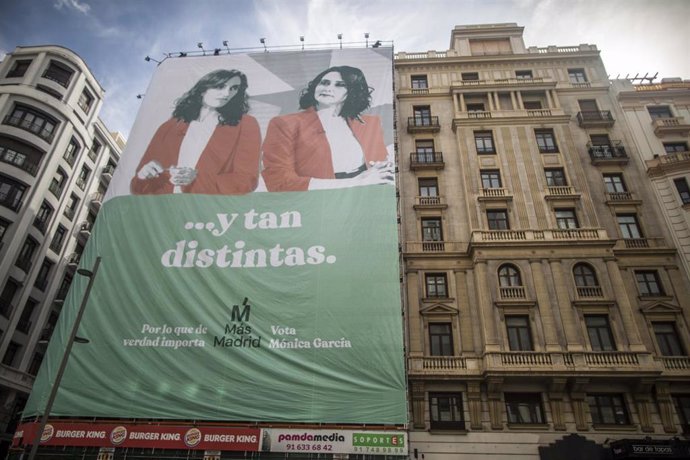 Más Madrid despliega una lona gigante en Gran Víac con Mónica García y Ayuso
