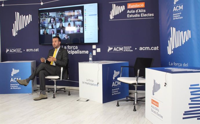 El president de l'ACM, Lluís Soler, durant el debat sobre la segregació escolar en el món local.