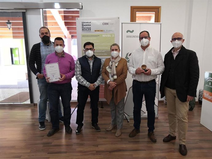 Momento de entrega de reconocimiento de Uniema a la Escuela de la Madera