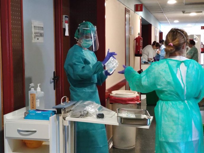 Archivo - Atención en una planta Covid en el Hospital Universitario Juan Ramón Jiménez de Huelva