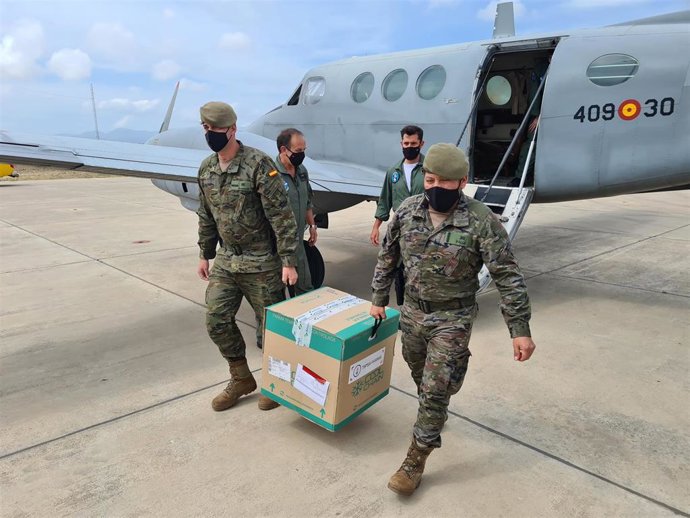 Un grupo de militares traslada 4.000 dosis de la vacuna de Moderna a Baleares.