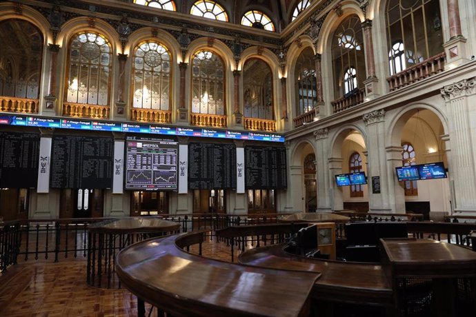 Archivo - Interior del Palacio de la Bolsa, el día en el que ha comenzado la sesión de este viernes con un leve retroceso del 0,07%, en Madrid (España), a 12 de marzo de 2021.