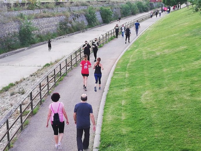 Archivo - Personas paseando o haciendo ejercicio.
