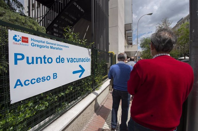 Varias personas esperan para recibir la vacuna contra el Covid-19, a 27 de abril de 2021, en el Hospital Gregorio Marañón, Madrid, (España). A este centro hospitalario, que lleva desde el pasado 10 de abril inoculando la vacuna de Pfizer contra el Covid