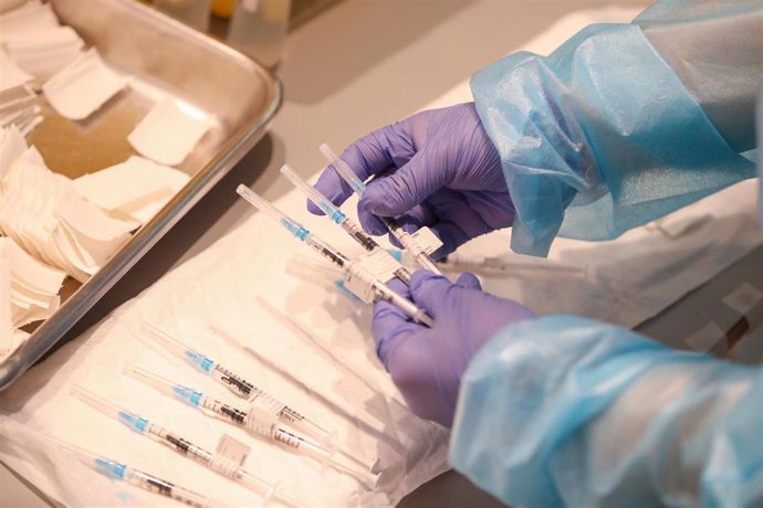 Un empleado sanitario sostiene una de las vacunas de Pfizer contra el Covid-19, a 27 de abril de 2021