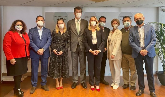 La presidenta de la FEHM, María Frontera, y el embajador de Reino Unido en España, Hugh Elliott, antes de la reunión con el resto de asistentes.