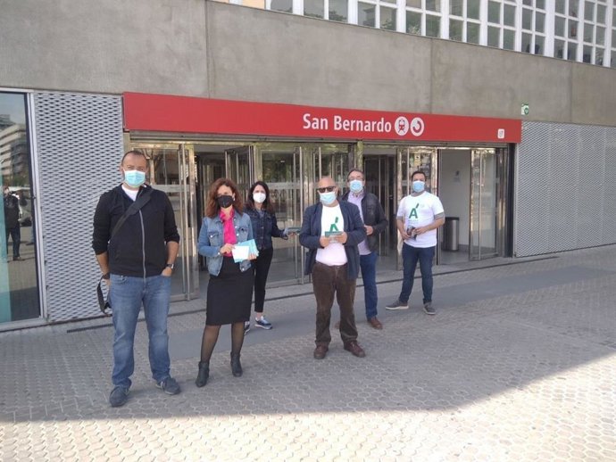 Los miembros de Más Páís en el apeadero ferroviario de San Bernardo