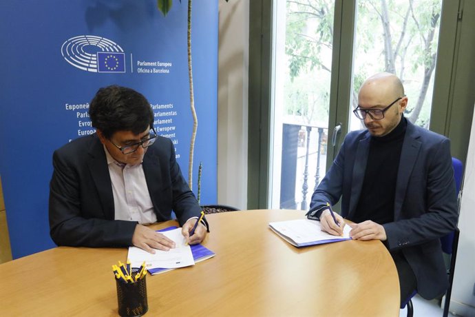 El decano de Colpis, Jordi Pacheco, y el jefe de la Oficina del Parlamento Europeo en Barcelona, Sergi Barrera, en la firma del convenio de colaboración.