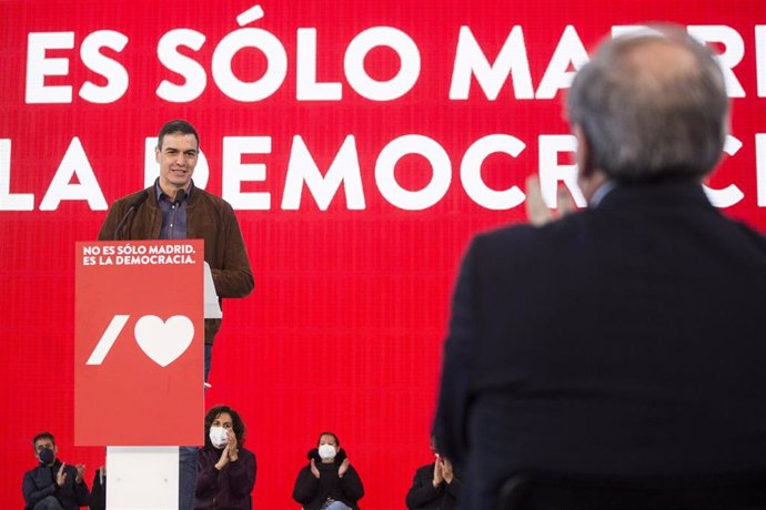 El secretario general del PSOE y presidente del Gobierno, Pedro Sánchez (i), y el candidato socialista a la Presidencia de la Comunidad de Madrid, Ángel Gabilondo (d), el 25 de abril de 2021, en Getafe, Madrid (España)