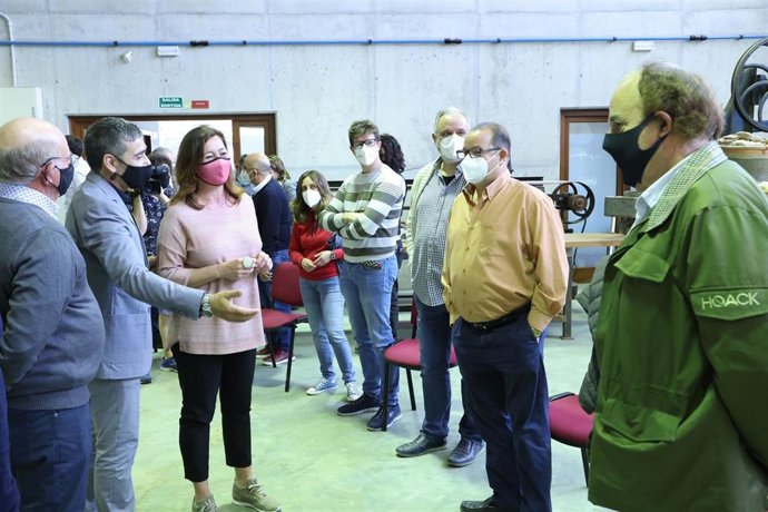 La presidenta del Govern, Francina Armengol, se reúne en Manacor con el sector de la madera.