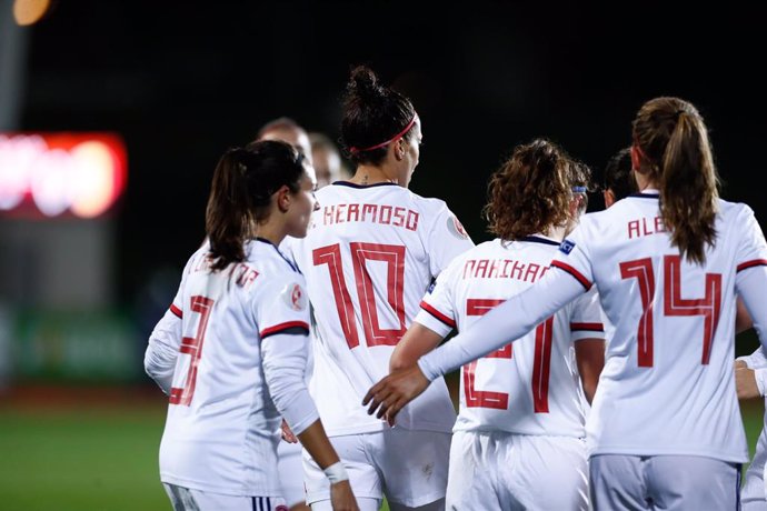Archivo - Jennifer Hermoso celebra un gol con sus compañeras de la selección española 