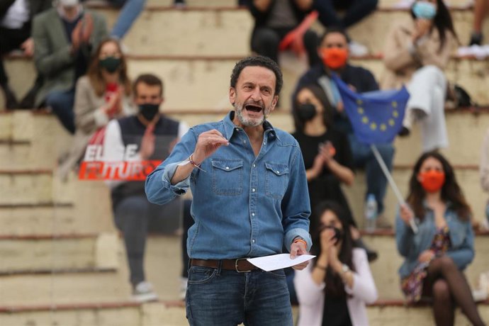 El candidato de Ciudadanos (Cs) a la Presidencia de la Comunidad de Madrid, Edmundo Bal interviene durante un acto electoral junto a jóvenes del partido a 30 de abril de 2021, en Las Rozas, Madrid (España).