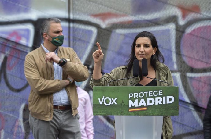La candidata de Vox a la Presidencia de la Comunidad de Madrid, Rocío Monasterio, y el secretario general del partido, Javier Ortega Smith, durante un mitin.