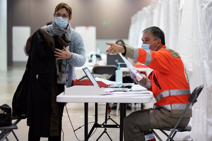 Centro de vacunación en París, Francia